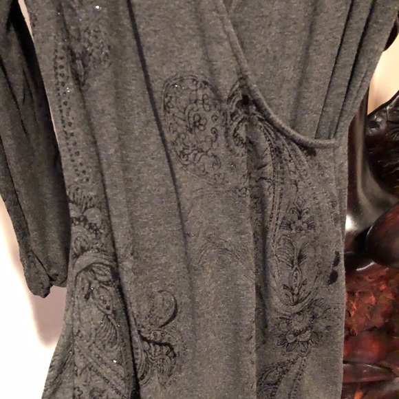 Cache size small gray slip on dress. - Picture 4 of 4